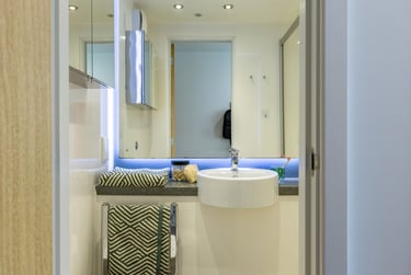 Gold En Suite at Dunaskin Mill, 5 Dunaskin Court, West End, Glasgow, G116QJ - Image 9